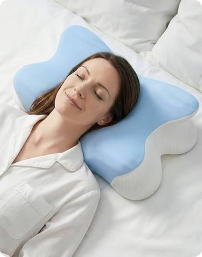 Woman sleeping peacefully on a Melara contour pillow